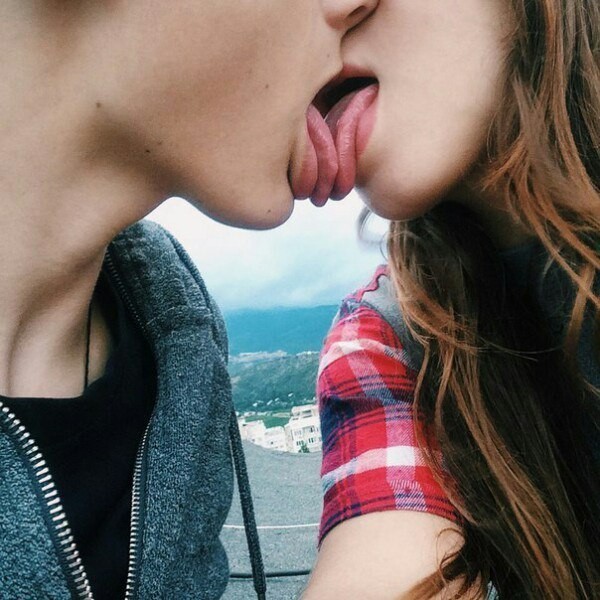 Девушка с языком. Подростковый поцелуй с языком. Красивые девушки с языком. Подростковый поцелуй в губы.